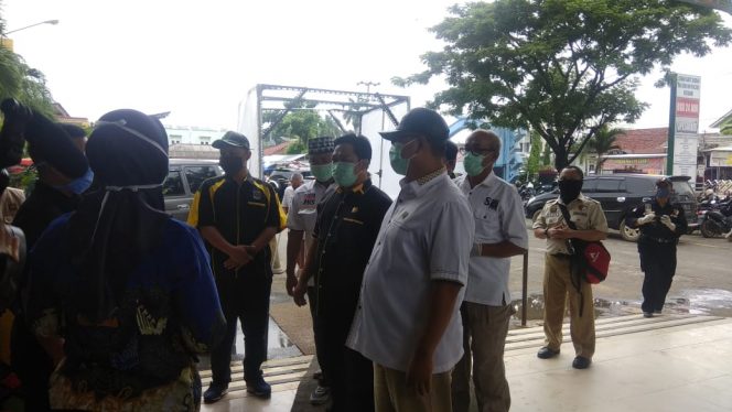 
 Caption : Sejumlah pegawai RSD Ryacudu Kotabumi tampak melakukan screening terhadap siapa saja yang hendak memasuki kawasan RSD tersebut. Foto Pranata Riano.
