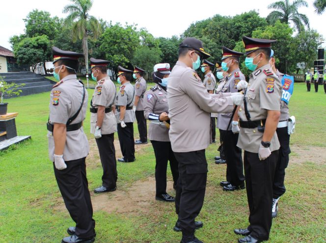 
 caption foto : Kapolres Way Kanan AKBP Binsar Manurung memimpin langsung pelaksanaan sertijab perwira di Polres setempat, Kamis (9/4)
