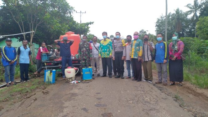 
 Foto RIA : Camat Kotabumi Nujum Masya, Kades Bintoro, Babinsa, Baninkantibmas dan masyarakat saat bersiap untuk melakukan penyemprotan Disinfektan.

