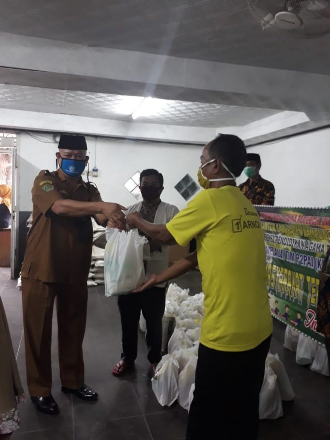 
 1 Ton Beras dan Sembako Dibagikan Kemenag Lampura