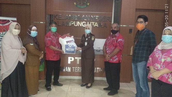 
 PSMTI Berikan APD Pada Kejari Lampura
