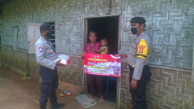 
 HUT Bhayangkara Ke-74, Polsek Abung Selatan Distribusikan Bantuan