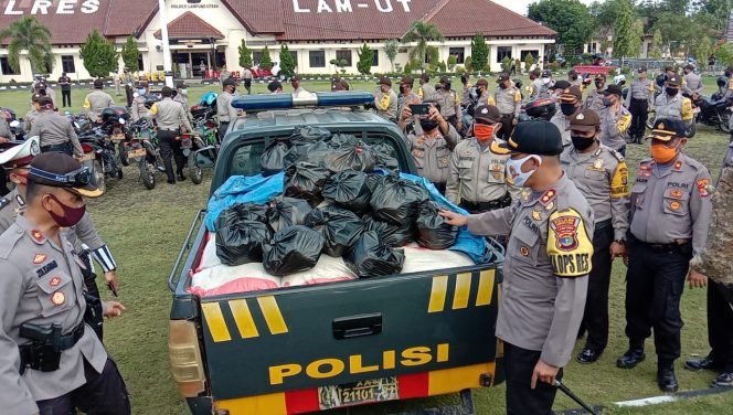 
 caption foto : Kapolres Lampura AKBP Bambang Yudho Martono, melakukan pengecekan secara langsung, batuan yang akan disalurkan pada warga Lampura.
