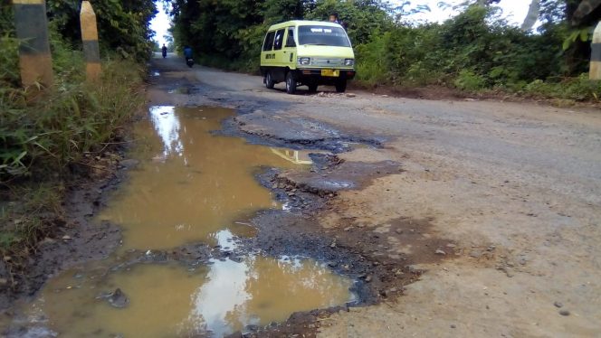 
 Jalan Penghubung Antar Kecamatan Rusak Parah