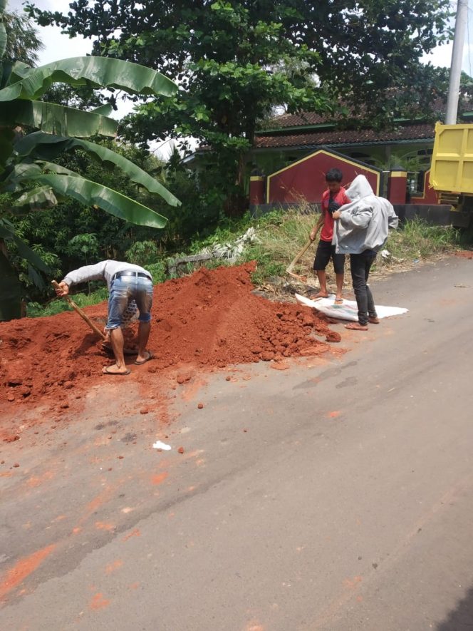 
 DLH Angkut Sampah di Pembuangan Liar