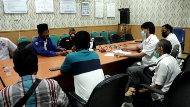 
 caption foto : Masyarakat Kecamatan Mesjui, saat mempertanyakan nasib mereka  kepada pihak PLN UP Kotabumi
