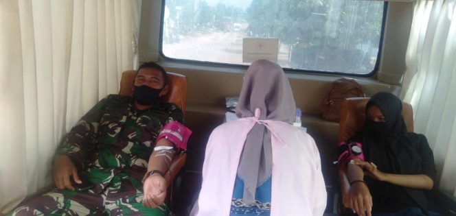 
 Foto IST  Tampak tim PMI Lampura saat melakukan pengambilan darah dari Masyarakat yang hendak melakukan donor darah di Pasar Bunga Mayang.