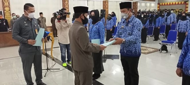 
 Foto IST :
Plt. Bupati Lampura H. Budi Utomo saat menyerahkan SK 100 persen kepada 90 perwakilan CPNS, di Aula Siger, Kamis (2/7).
