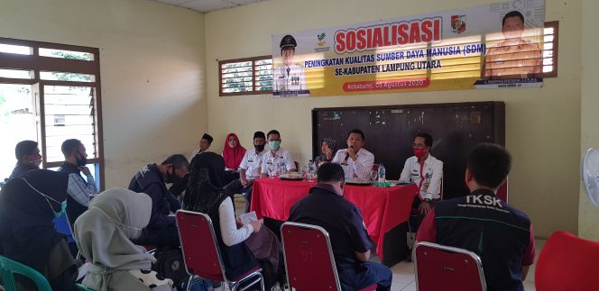 
 Foto Riduan  Caption : Kepala Dinsos Lampura Hi. Muhammad Erwinsyah, M.Si., saat memberikan sambutan dalam pembukaan sosialisasi dan peningkatan sumberdaya manusia TKSK, di Kantor Dinsos Setempat, Rabu (12/8)