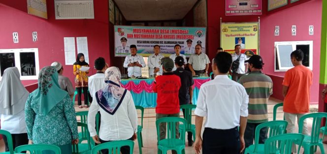 
 Caption : Kades Buringkencana, Kecamatan Blambanganpagar, Edwar Syah Putra(kiri), saat membuka secara resmi Musdesus dan Musdes Buringkencana, di Aula Kantor Desa Setempat, Rabu (5/8).
Foto CW-NDRE