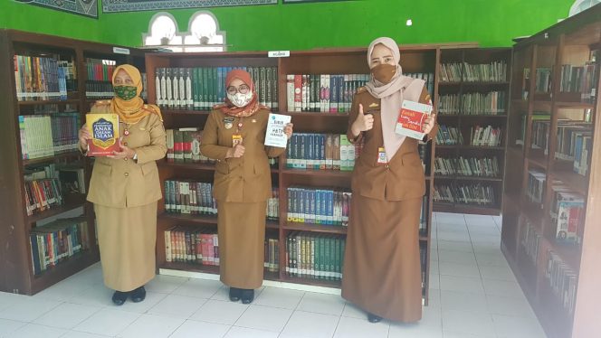 
 Foto IST  Kepala DPP dan PA dr. Hj. Maya N Manan bersama Kepala DPMPTSP Srimulyani dan Kepala DPAD saat menunjukkan buku yang ada di Perpustakaan Kabupaten, Senin (3/8).