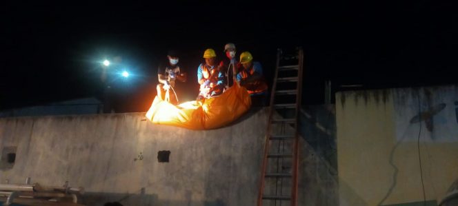 
 caption foto : Evakuasi jasad Toni dan Joni yang tersengat listrik oleh petugas.
