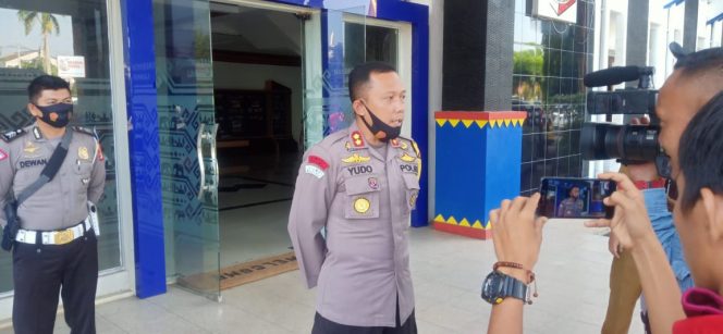 
 Kapolres Lampura saat memberikan keterangan terkait pembakaran bendera merah putih, dihalaman kantor Pemkab Lampura, Senin (3/8)