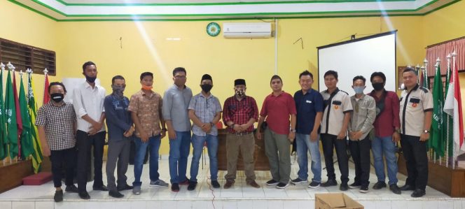 
 caption foto : Zuheri (tengah) foto bareng formatur Pimpinan Daerah Pemuda Muhammadiyah (PDPM) Lampung Utara