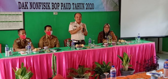 
 Foto IST  Kadisdikbud Lampura Mikael Saragih didampingi Kabid PAUD Yeni Sulistina saat menghadiri penutupan Workhshop, Senin (31/8).