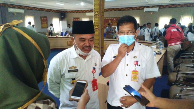 
 Plt. Kadisdikbud Lampura Mikael Saragi didampingi Sekretarisnya Saiful Nawas saat diwawancarai awak media.
