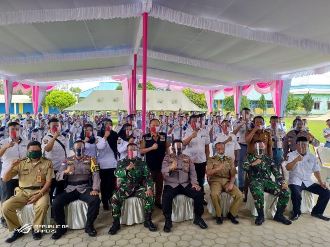 
 Caption foto :  Kapolres Lampung Utara (Lampura) kegiatan tersebut juga di hadiri oleh Dandim 0412/LU Letkol Inf. Hari Prabowo, Ka Kimal Lampung Letkol Laut Sri Depranoto, bersama siswa yang mengikuti pelatihan bela negara
