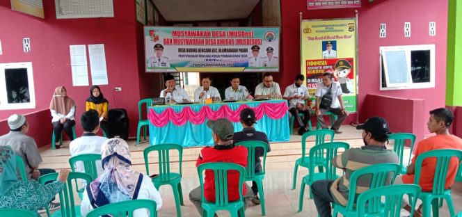 
 caption foto : Kades Buringkencana, Kecamatan Blambanganpagar, Edwar Syah Putra(kiri), saat membuka secara resmi Musdesus dan Musdes Buringkencana, di Aula Kantor Desa Setempat, Rabu (5/8).