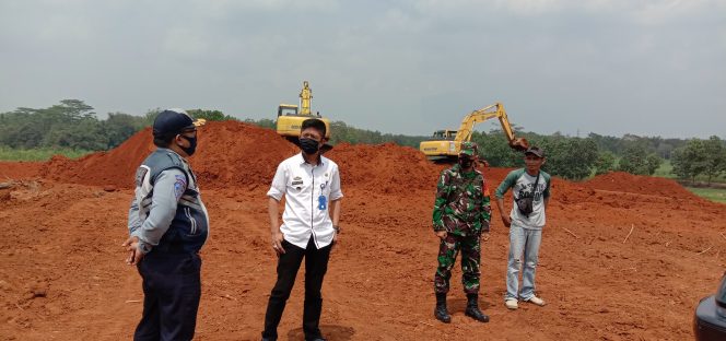 
 captin foto : 1.Lurah Kotaalam, Felix Sulandana bersama Babinsa dan tokoh masyarakat meninjau secara langsung lokasi pembangunan perumahan di Jalan KS Tubun, Rabu (12/8).