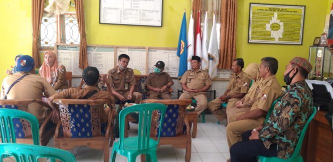 
 caption foto : Tim Iebanwil 1 Inspektorat Kabupaten Lampura saat melakukan Bimbingan dan Pengawasan Tuga Desa di Kecamatan Abung Pekurun, Selasa (18/8)
