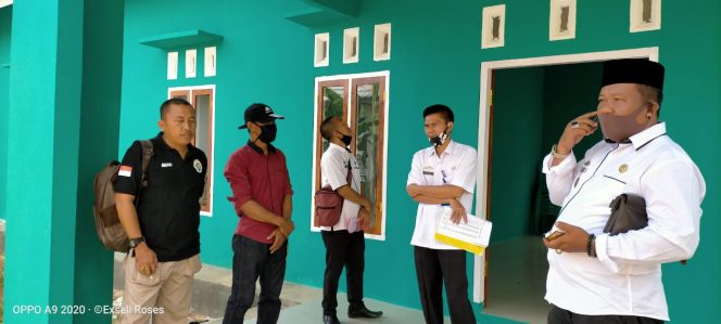 
 FOTO IST FOR RADAR KOTABUMI
Caption : Tim Monitoring dan Evalluasi Inspektorat, saat memeriksa bangunan Poskesdes Burngkencana, Kecamatan Blambanganpagar, Rabu (12/8) 
