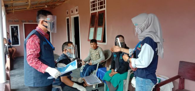 
 Foto IST  Tampak para petugas BPS Lampura saat terus melakukan pendataan hingga ke tingkat bawah.  