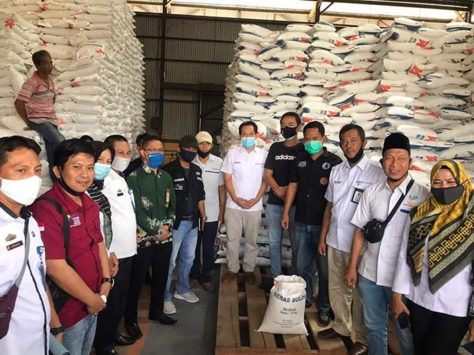 
 caption foto : Lounching pendistribusian beras BSB dari Kemensos terhadap KPM dari PKH, di gudang Bulog Kotabumi, Rabu (23/9)
