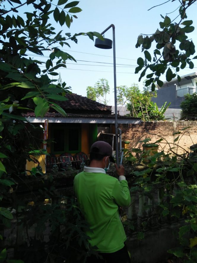 
 Foto IST  Tampak salah satu petugas saat memasang alat uji udara.
