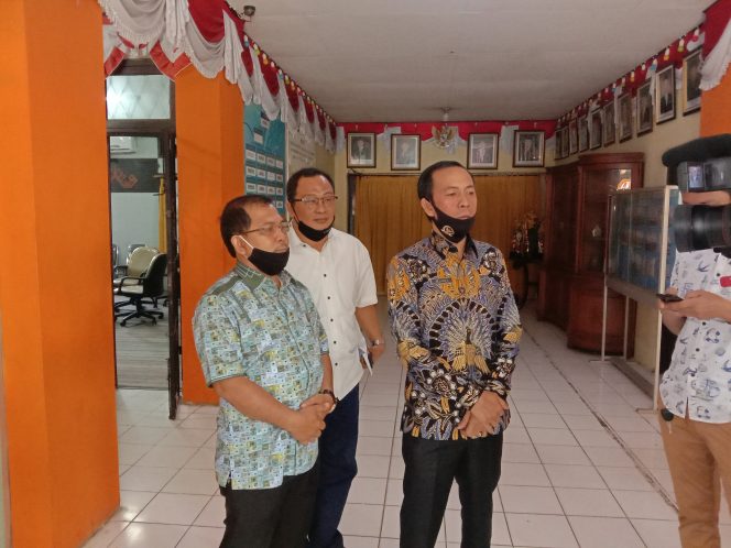 
 caption foto : Ketua DPRD Lampura, Romli saat memberikan keterangan seputar Rapat Paripurna pemberhentian AIM, Rabu (9/9)
