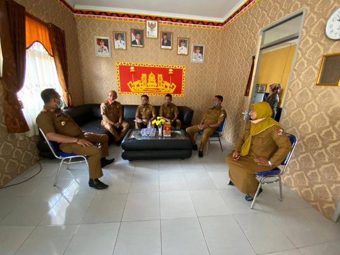 
 Foto IST  Kadisdag Lampura Hendri saat berbincang dengan pihak sekolah SMKN 3 Kotabumi guna pembahasan ekonomi kreatif dari siswa, Senin (21/9).
