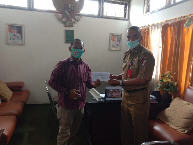 
 caption foto : Jurubicara GMPK Adi Rasyid, menyerahkan surat pada DPRD setempat yang diterima Kabag Umum Sekretariat DPRD, Eka Dhrama Tohir, Selasa (8/9)
