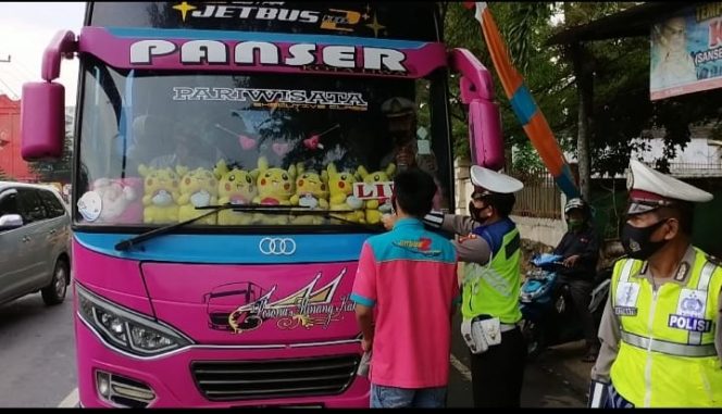 
 Stop Covid-19, Satlantas Tempel Stiker Pada Angkutan Umum