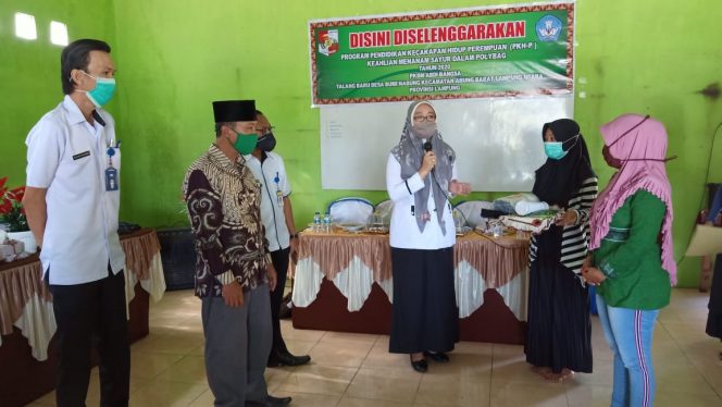 
 caption foto : Foto IST  Kabid PAUD Dikmas Disdikbud Lampura Yeni Sulistina saat membuka kegiatan PKHP, Rabu (23/9).  