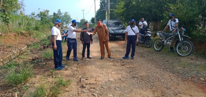 
 caption foto : Kepala Pemukiman Angkatan Laut (Kakimal) Lampura, Letkol Laut (KH) Sri Depranoto, S.Ag, M.Pd. Beserta Kasibinkim Kapten Yudi Susanto, dan personel lainnya di desa kalicinta, Selasa (15/9)  