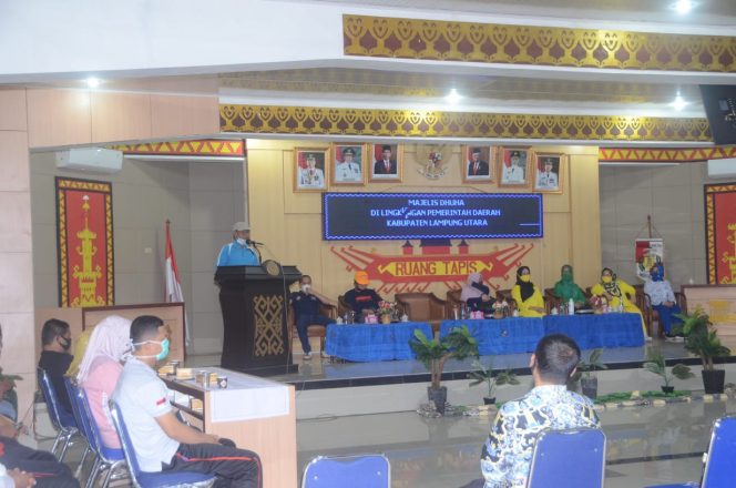 
 Foto Humas Pemkab Lampura  Plt. Bupati Lampura H. Budi Utomo didampingi Sekdakab H. Lekok dan jajarannya saat menghadiri Majelis Dhuha di Aula Tapis Pemda, Jumat(4/9).  