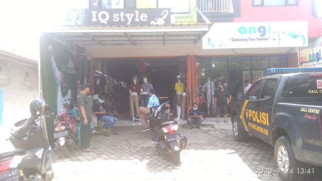 
 caption foto : Di butik IQ Style, tepatnya di depan Kantor Pemerintah Kabupaten (Pemkab) Lampura, Jalan Jendral Sudirman, Kelurahan Gapura, Kecamatan Kotabumi, inilah motor milik Tafdal (42) warga Jalan Pahlawan, Kelurahan Tanjung Aman, hilang dicuri, Kamis (24/9) sekira pukul 13.00 WIB.