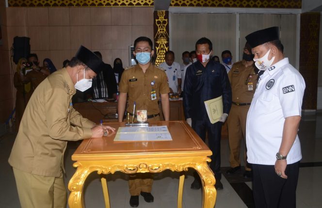 
 Foto Diskominfo Lampura  Plt. Bupati Lampura H. Budi Utomo saat hendak melakukan penandatanganan MoU dalam acara sosialisasi pencegahan dan pemberantasan narkoba, Selasa (8/9).
