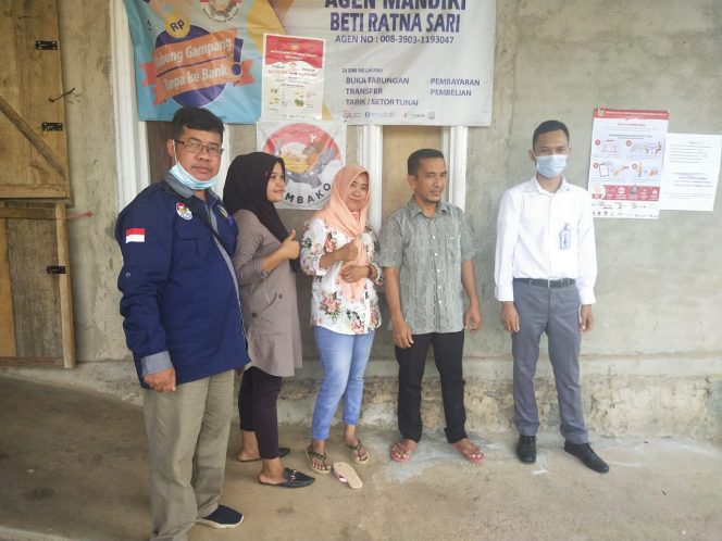 
 caption foto : Pendamping Program Sembako Kecamatan Kotabumi Selatan Elani, S.Ag bersama Tim dari Bank Mandiri Cabang Lampura
