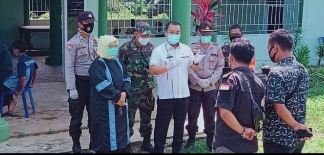 
 caption foto : Camat Kotabumi Utara Doni Ferwari Fahmi, saat memberikan keterangan terkait Rapid Tes massal, Rabu (23/9)
