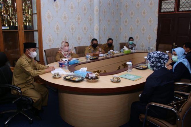 
 Foto Diskominfo Lampura  Plt. Bupati Lampura H. Budi Utomo didampingi Plt. Kadiskes dr. Maya N. Manan saat menerima Audensi Ketua BPOM Provinsi Lampung, Selasa (22/9).  