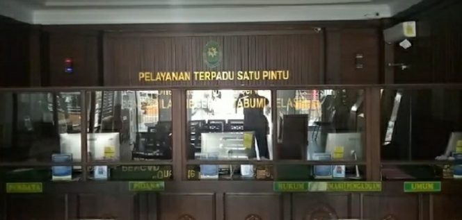 
 caption foto : Pelayanan Terpadu Satu Pintu (PTSP) pada PN Kotabumi, tampak lengang.