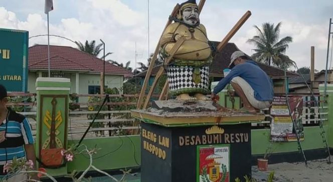 
 caption foto : inilah patung semar di desa Bumi Restu
 