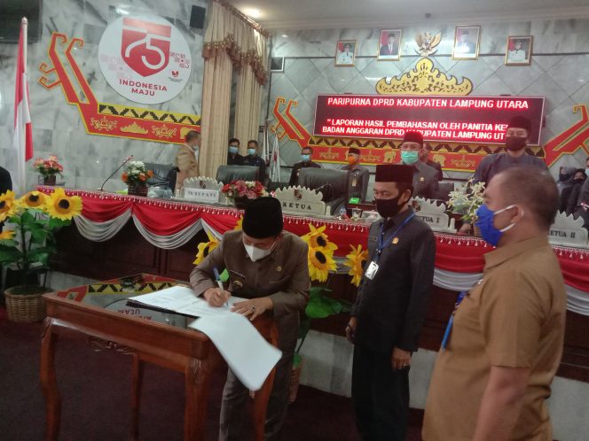 
 caption foto : Penandatanganan Kesepakatan Rancangan KUA PPAS oleh Plt.Bupati Lampura Budi Utomo bersama Romli ketua DPRD setempat, dalam rapat paripurna yang digelar, Kamis (24/9)
