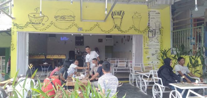 
 captian foto : Suasana santai di Retromantic Cafe yang terletak di persimpangan Tugu Alamsyah, Kotabumi.
