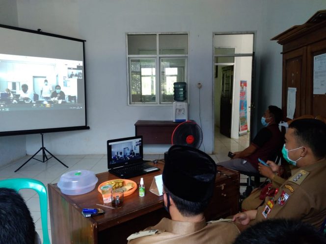 
 caption foto : Suasana telconferensi  Plt.Kepala Bappeda Lampura bersama Camat Suyngkai Barat dan enam Kepala Desa dikecamatan tersebut, Senin (29/9)
