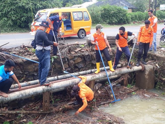 
 Foto IST  Tampak tim TRC BPBD Lampura saat membersihkan gorong-gorong yang ada di Kali Bening.

