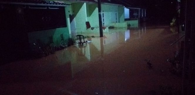 
 caption foto : Hujan deras yang berlangsung sekitar 2 jam, Kamis (1/10), mampu membuat kompleks perumahan Nuwo Mafan terendam banjir hingga kedalaman 30 Cm