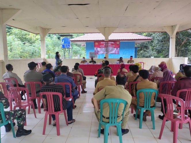 
 Caption : Kapolsek Abung Barat IPTU Ono Karyono saat menggelar silaturahmi dengan jajaran Uspika dan para Kades di aula Kecamatan Abungkunang, Selasa (27/10).Foto ist for Radar Kotabumi