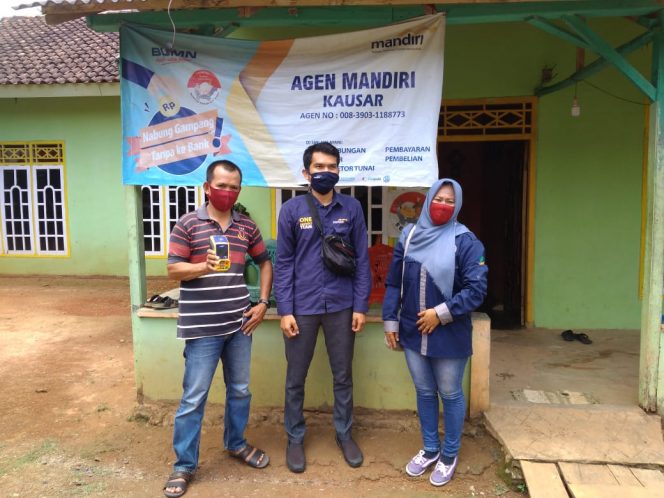 
 Tim Bank Mandiri Cabang Kotabumi Lampung Utara (lampura), Bayu Saputra S.kom dan Vikake didampingi TKSK saat mendatangi kube e-warung di Kecamatan Sungkai Barat. Adapun yang dikunjungi adalah e-warung Desa Gunung Raja, Desa Kubu Hitu, Desa Sinar Harapan, dan di desa Cahaya Mas