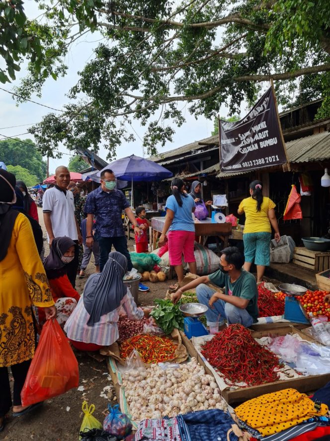 
 Foto IST  Tampak Kadisdag Lampura Hendri saat mengecek dan berbincang dengan salah satu Pedagang di Pasar Sentral.  